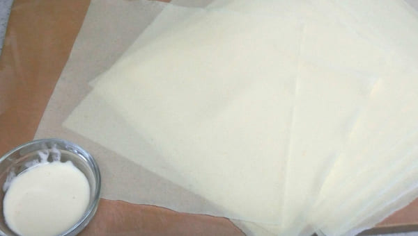 春巻きの皮とのりを用意する 春巻きの皮とのりを用意する