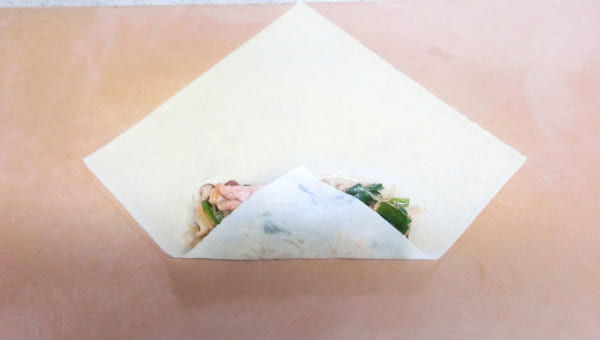 皮の手前を具材にかぶせる 皮の手前を具材にかぶせる