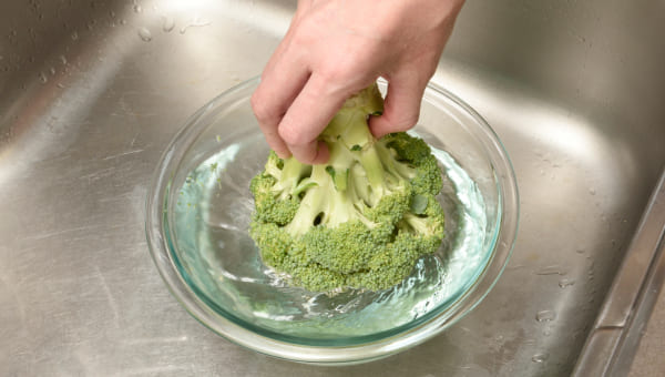 ブロッコリーを振り洗いする