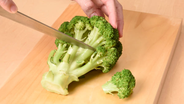 ブロッコリーを小房に分ける
