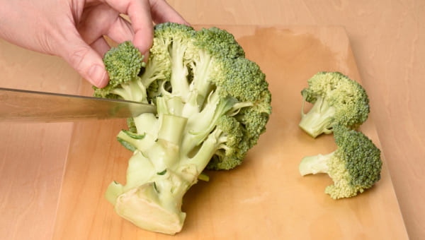 振り洗いしたブロッコリーを小房に分ける