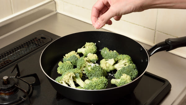 ブロッコリーをフライパンに入れる