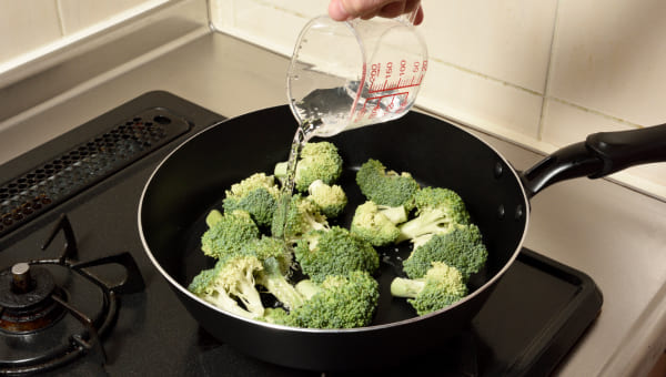 フライパンに水を注ぐ