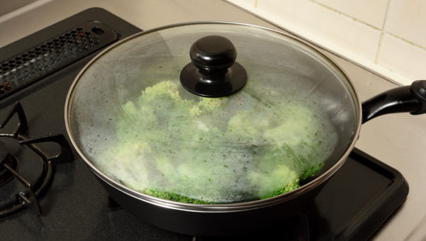 ふたをして蒸し焼きにする