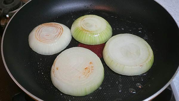 玉ねぎを返しながら、水分を飛ばすようにじっくり焼く