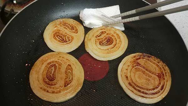 フライパンの焼き油をふき取る