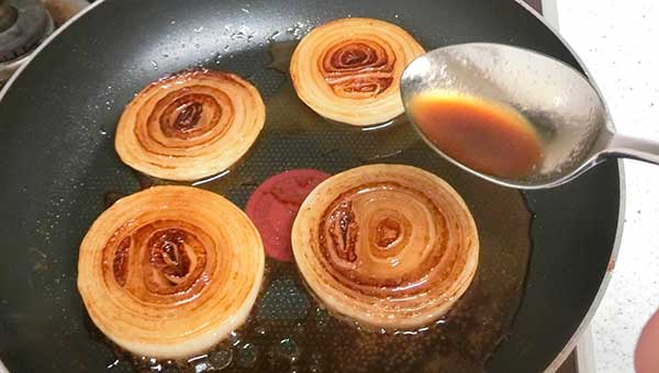 タレがトロっとするまで煮詰める