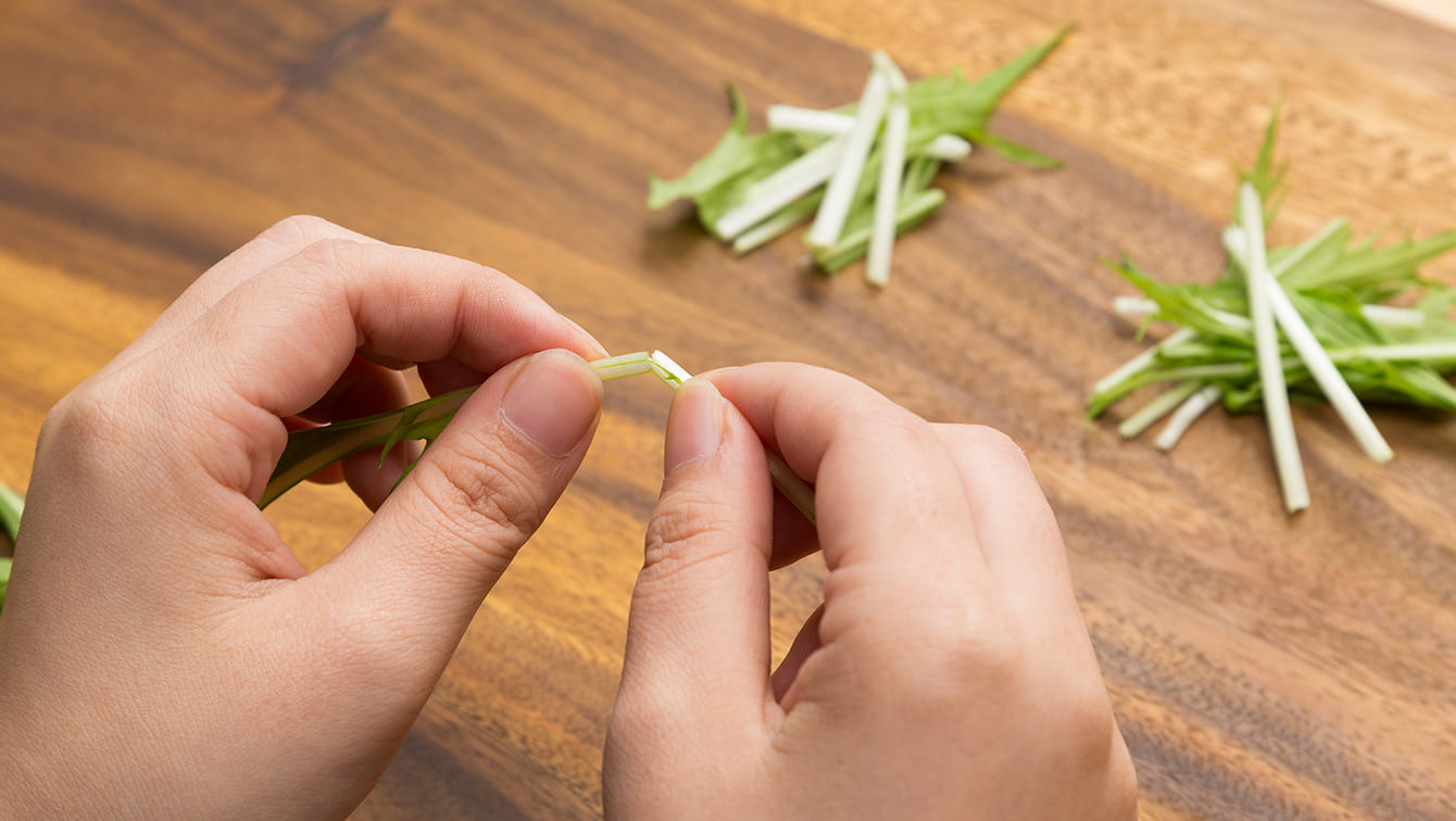 水菜をサラダなど生で食べる場合は手で分けると、包丁よりも食感が良くなる 水菜をサラダなど生で食べる場合は手で分けると、包丁よりも食感が良くなる