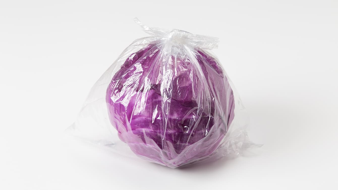 紫キャベツを丸ごと保存する場合2：ポリ袋に入れて、芯を下にして冷蔵庫の野菜室で保存