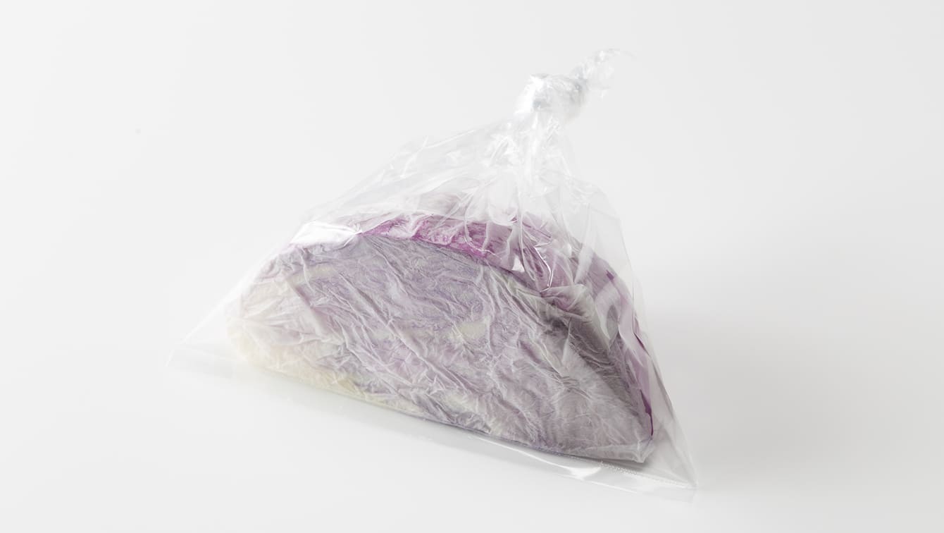 カットした紫キャベツを保存する場合は、切り口を湿らせたキッチンペーパーで覆ってから、ポリ袋に入れて冷蔵庫の野菜室へ