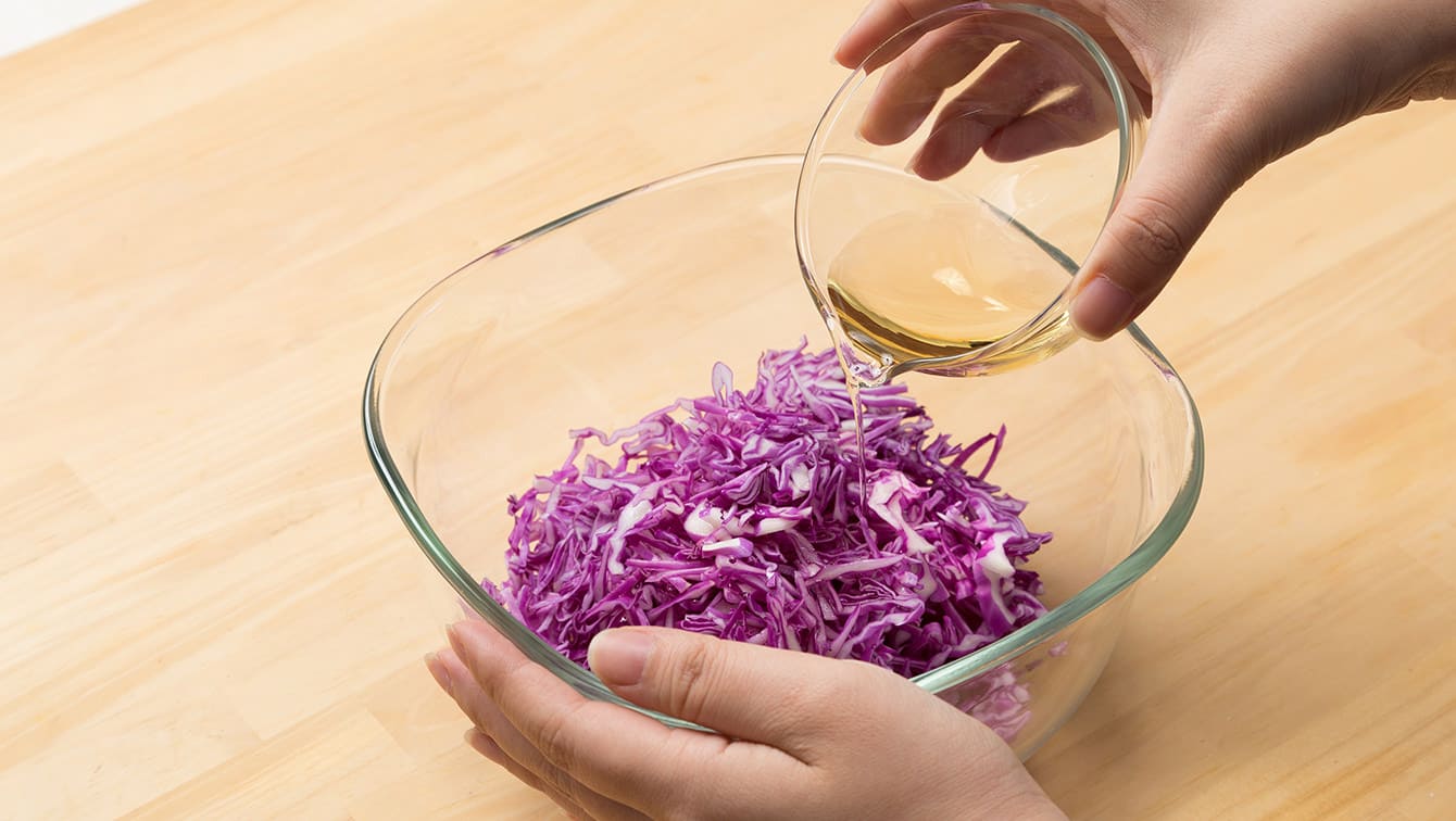 紫キャベツをサラダにする場合は、酢やドレッシングをふりかけると色がより鮮やかに