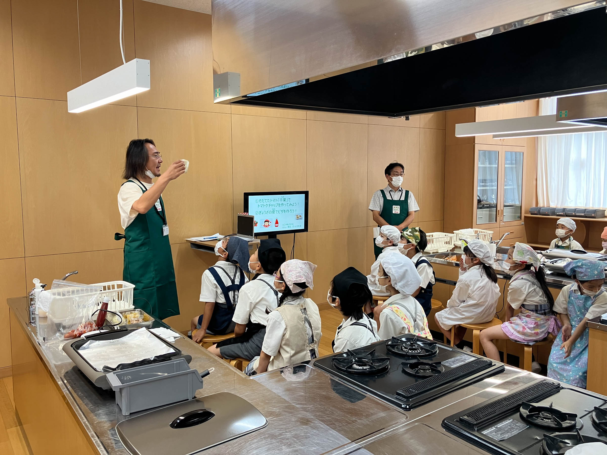 立命館小学校の児童が育て収穫したトマトで「手作りトマトケチャップ教室」を実施 立命館タキイ1.jpg