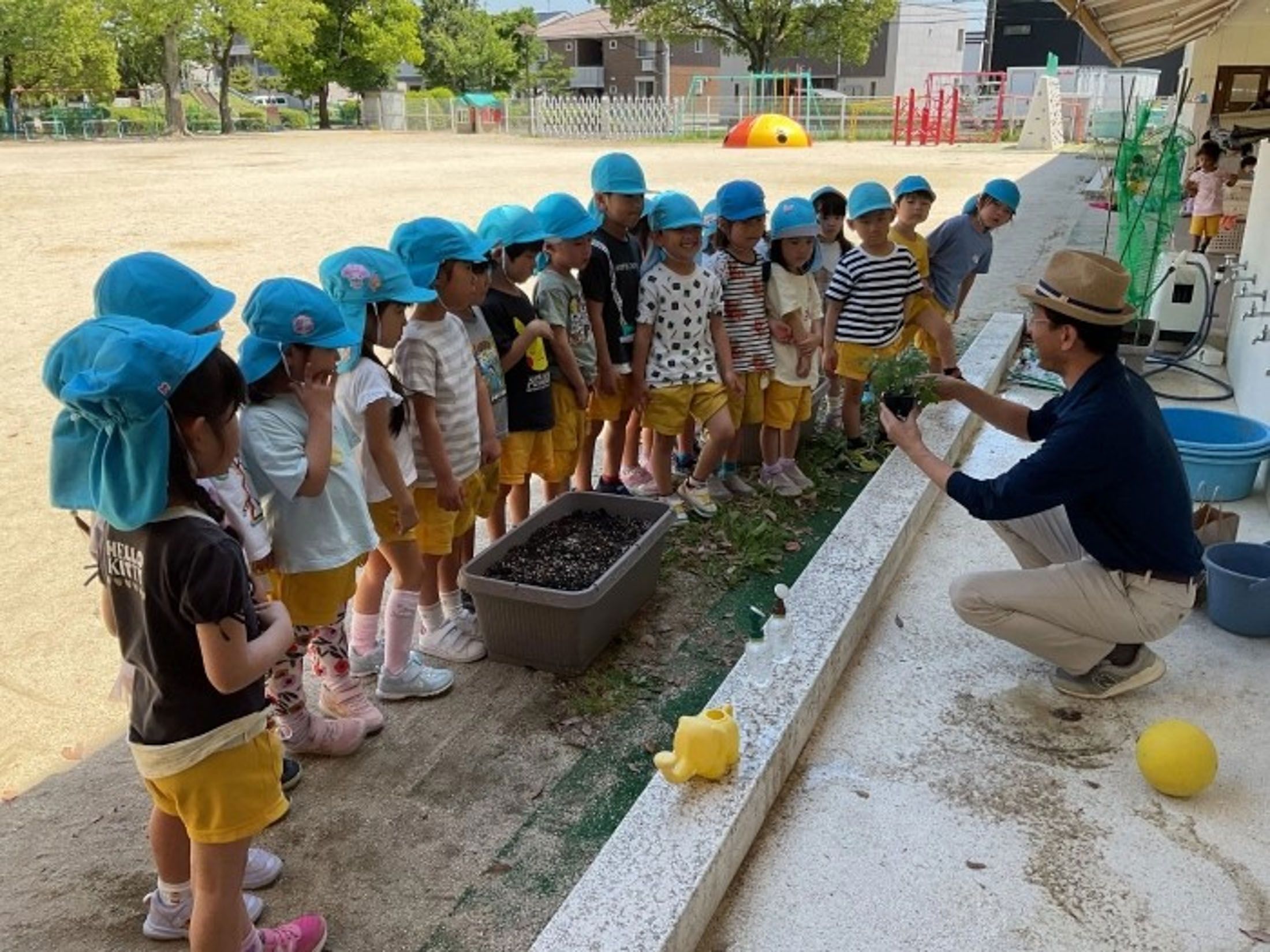 名古屋鉄道グループの幼稚園にて、トマト苗の定植・調理を通じた「植育から始まる食育」を実施 名鉄1.jpg