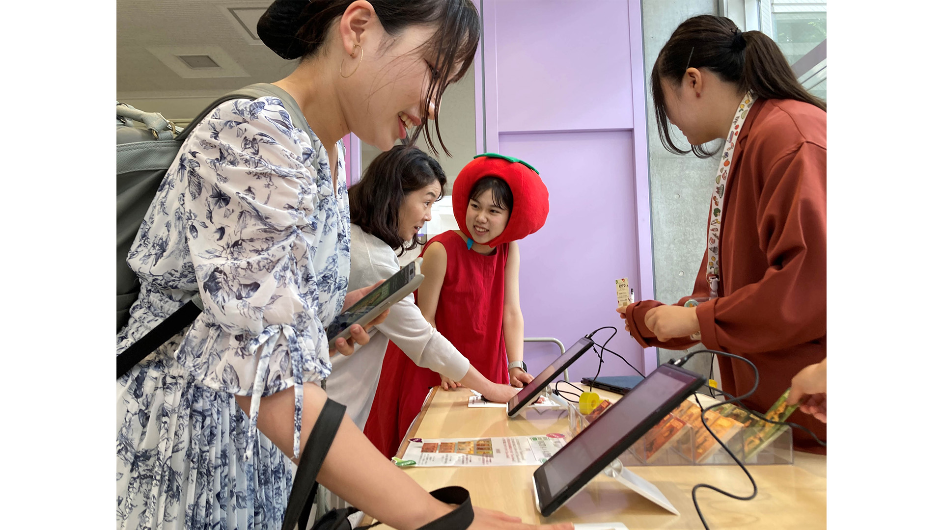 明治大学生田キャンパスで3年目の「カゴメ食堂」を開催。ゼミ生考案メニューを提供 明治1.jpg